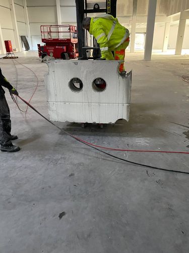 Kernbohrarbeiten für maßgenaue Durchbrüche in Betonwänden